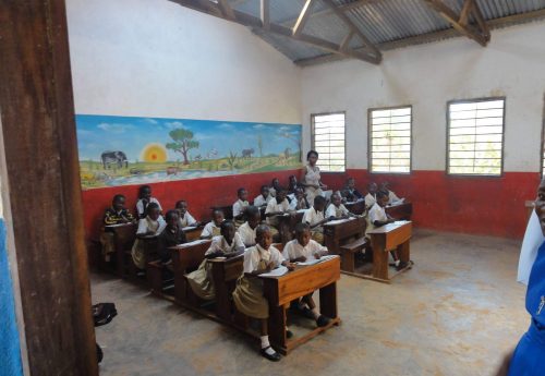 Dono di materiale scolastico per la scuola primaria di Kisanga <br> Tanzania